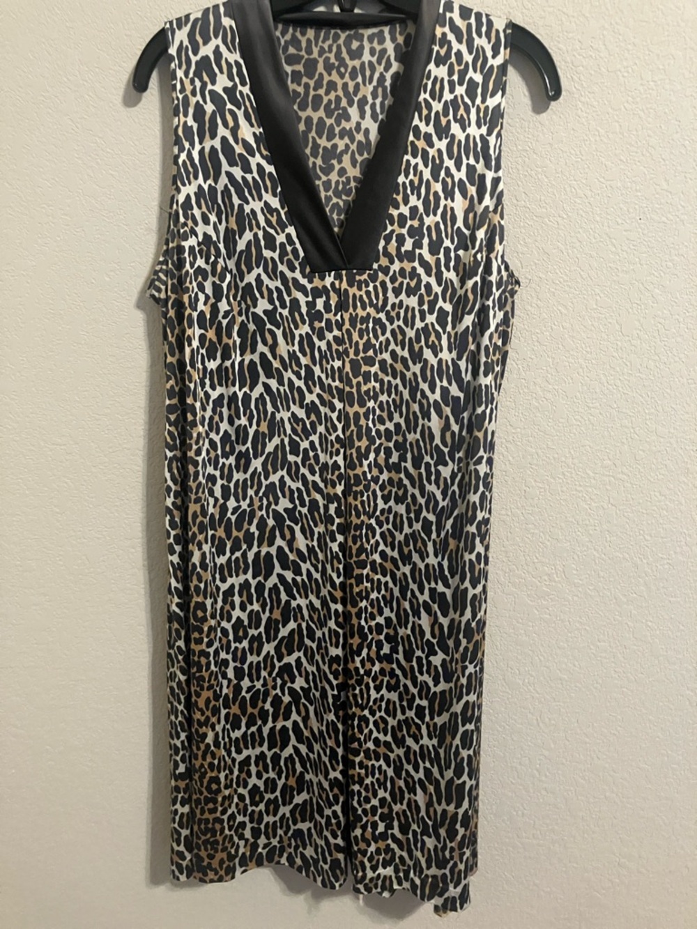 Vintage and Sexy Sleeveless Leopard Print V-Neck Night Gown in Animal Print